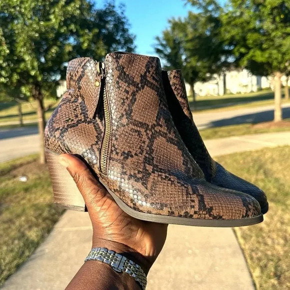 LANE BRYANT‎ Snake Print Dream Cloud Zip Ankle Bootie Size 9 - Picture 5 of 10